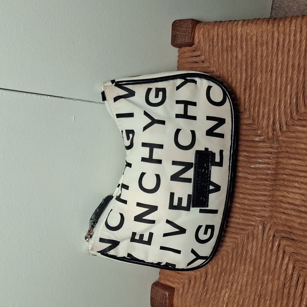 GIVENCHY cosmetic case. - Picture 1 of 8